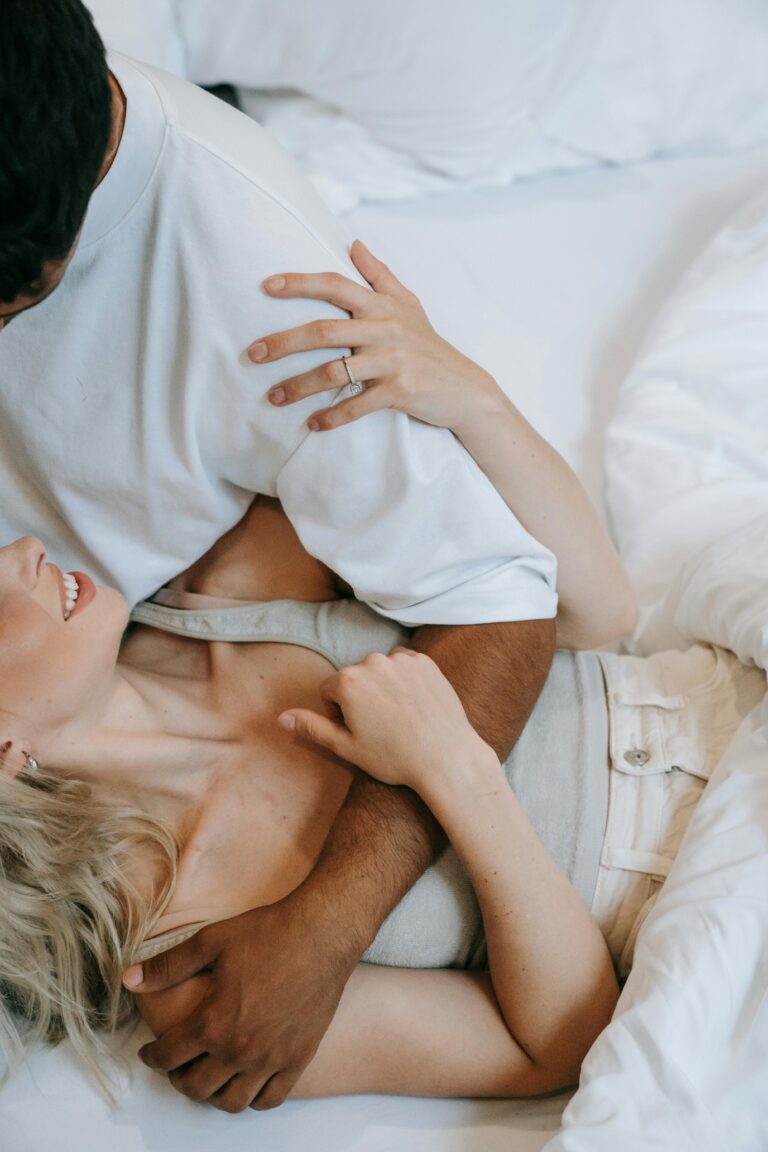 Sexualität Frau hält sich den Bauch mit beiden Händen – Schwangerschaft oder Körperbewusstsein