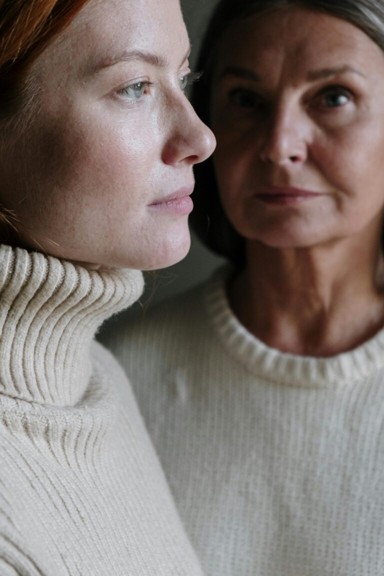 Wechseljahre 2 Zwei Frauen im Profil, Nahaufnahme – Vertrautheit und Nähe zwischen zwei Generationen